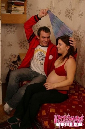 Парнишка натягивает беременную девицу и усадил на хуй сверху