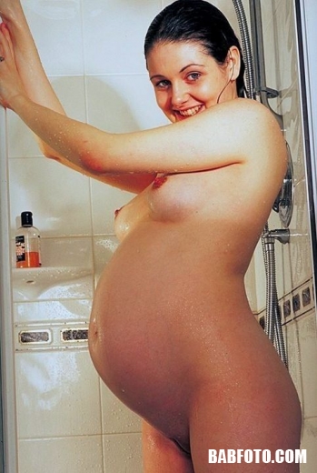 Красивая беременная с толстыми ножками подмывает пизду в душе
