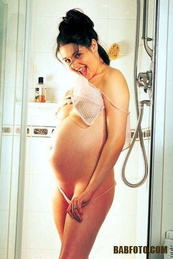 Красивая беременная с толстыми ножками подмывает пизду в душе
