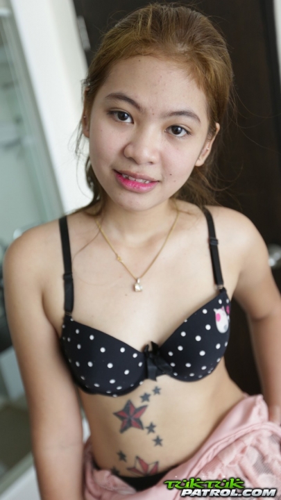Маленькая азиатка устроила сексуальное шоу со своей обнаженной киской и голыми сиськами