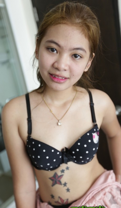 Маленькая азиатка устроила сексуальное шоу со своей обнаженной киской и голыми сиськами