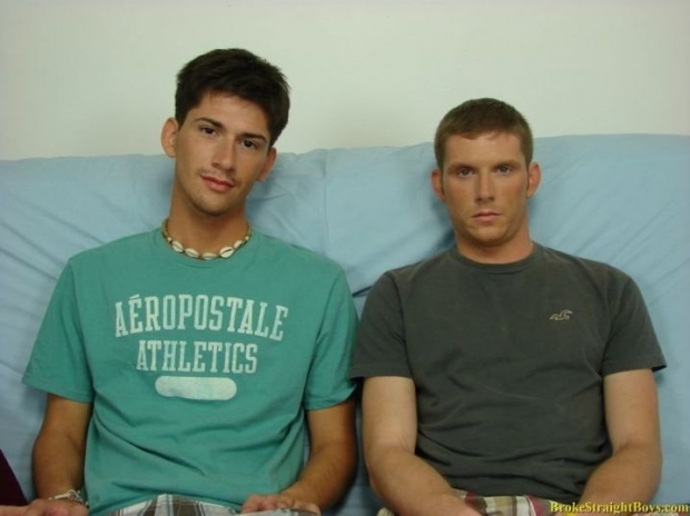 Молодые парни геи дружно занимаются мастурбацией и дрочат твердые писюны на диване