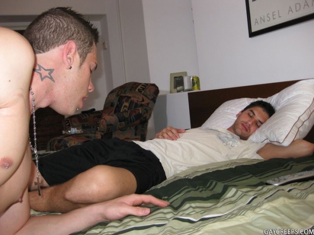 Татуированный гей разбудил приятеля и начал ебать сначала в рот и затем в попу