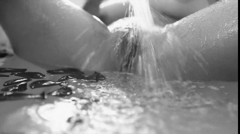 Девушка мастурбирует в ванне стуей горячей воды и кончает порно гифки