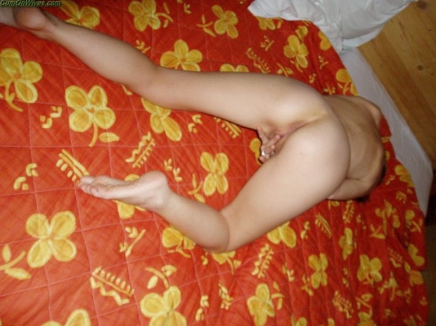 Молоденькие сучки на домашнем порно фото щеголяют своими голыми письками