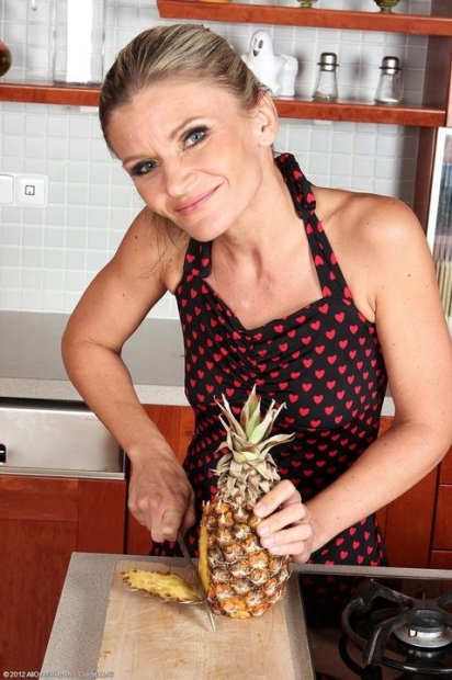 Сексуальная зрелая женщина взяла в руки ананас и занимается мастурбацией на кухне пока не кончит