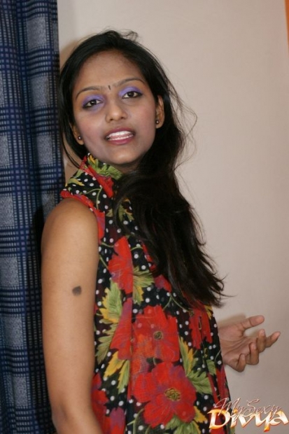 Молодая красивая индианка сняла платье и обнажила тугие сиськи
