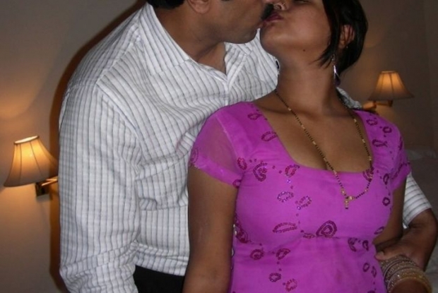 Молодой супруг поцеловал индианскую жену и застенчиво трахает на кровати