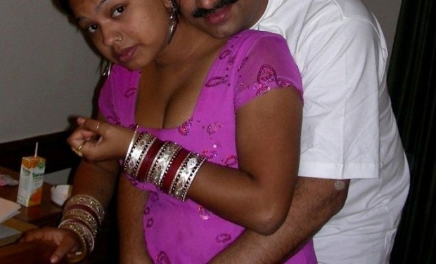 Молодой супруг поцеловал индианскую жену и застенчиво трахает на кровати