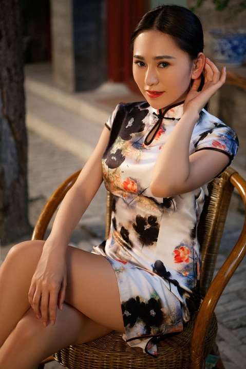 Порно фото с красивой азиатской дамой в шикарном эротичном наряде